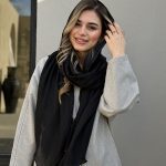 جزئیات دقیق از بافت نخی شال امواج در نور طبیعی