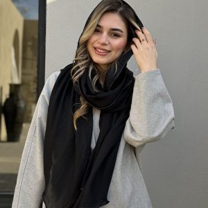 جزئیات دقیق از بافت نخی شال امواج در نور طبیعی
