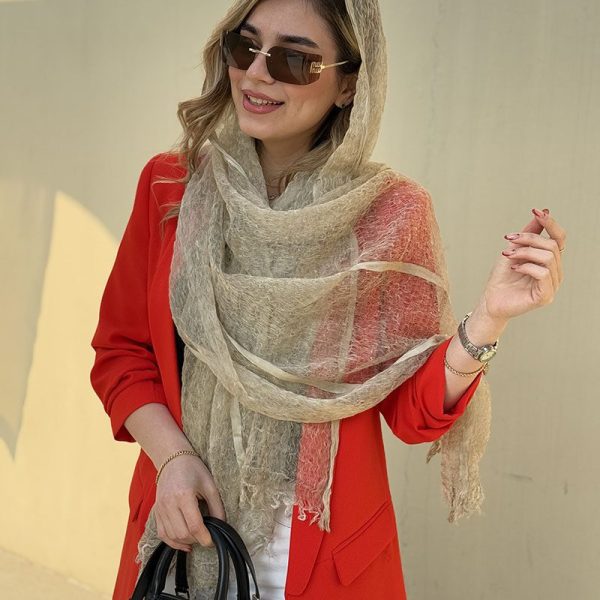 شال کنفی هانیا با جنس سبک و خنک روی یک سطح ساده