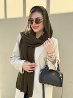 مدل با شال بافت لیما در محیطی شهری، گرم و شیک