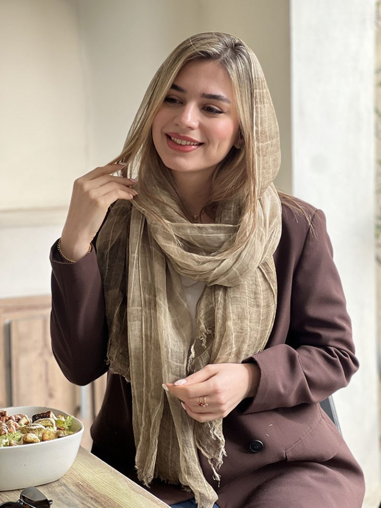 استایل متفاوت با شال حریر نخ ریچل از ملیرا