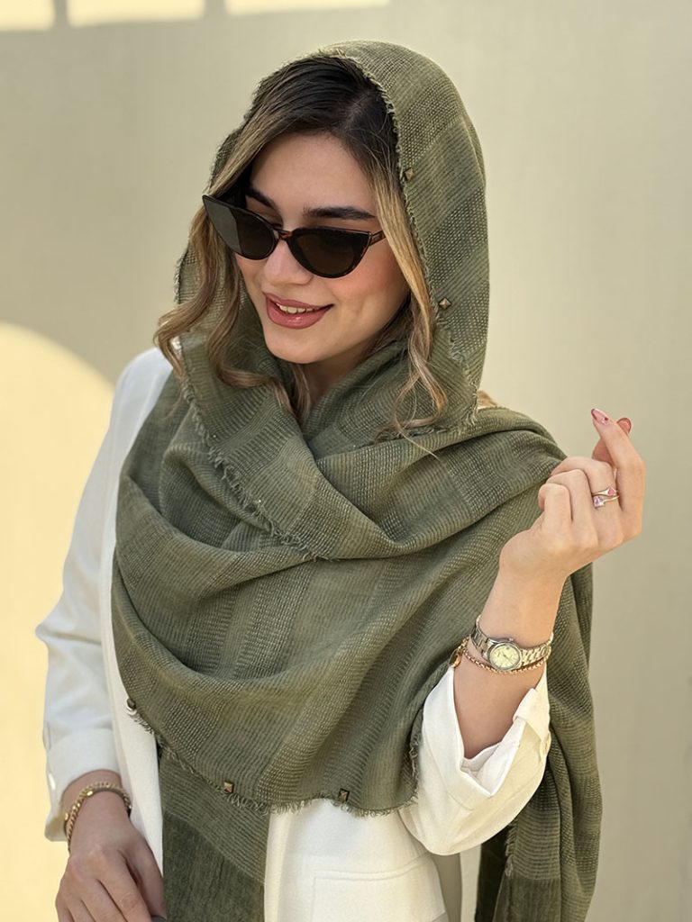 خرید شال نخی حاشیه پرچ دار لارا کد ۷۶۳