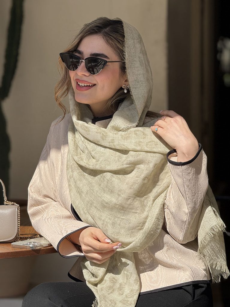 انتخابی ایده‌آل برای فصل تابستان، شال نخی لئوپارد برای راحتی و شیک بودن