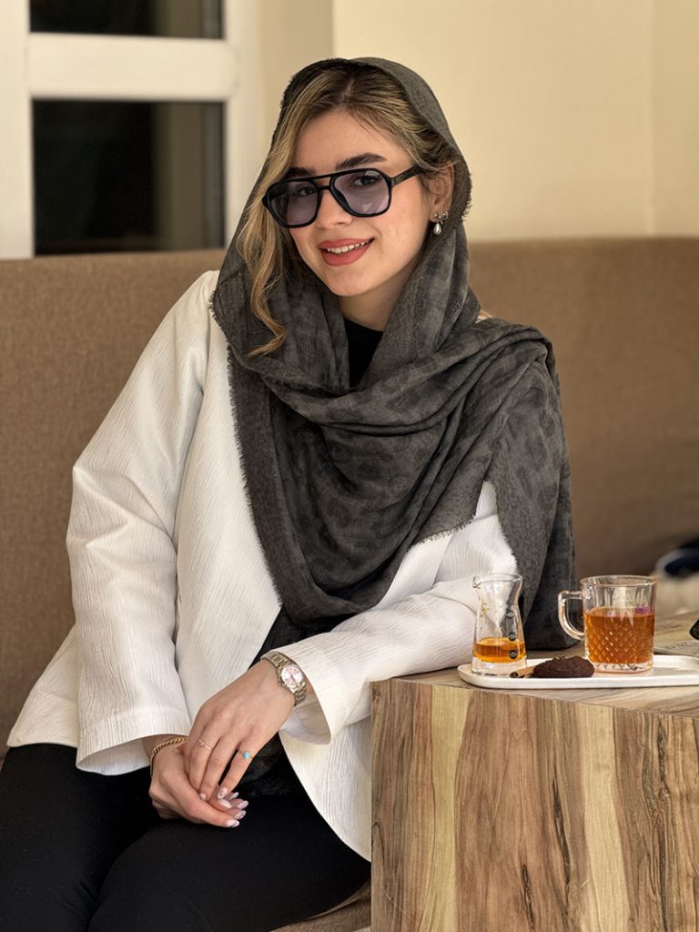 شال نخی لئوپارد با طراحی منحصر به فرد و سبک، بهترین انتخاب برای بهار و تابستان.