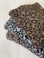 روسری بافت سه‌گوش طرح پلنگی مخصوص استایل مینیمال